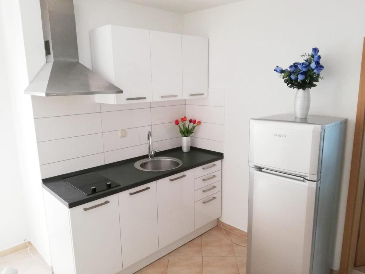 Toni With Private Parking Apartament Zadar